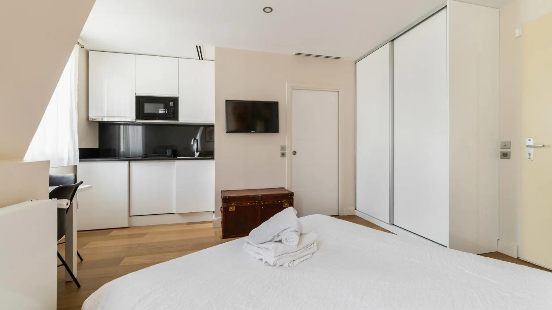 Studio Refait A Neuf Metro Pereire Paris 17 - 2P